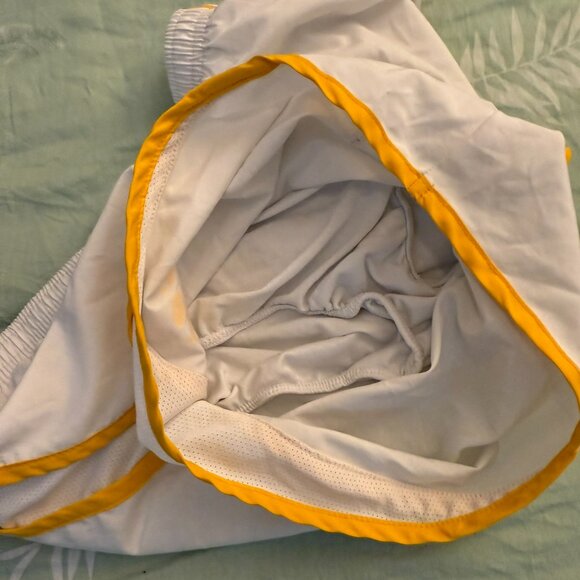 Nike Dri-fit 🏈 Iowa Hawkeyes 🏈 white & yellow running shorts - Picture 2 of 7